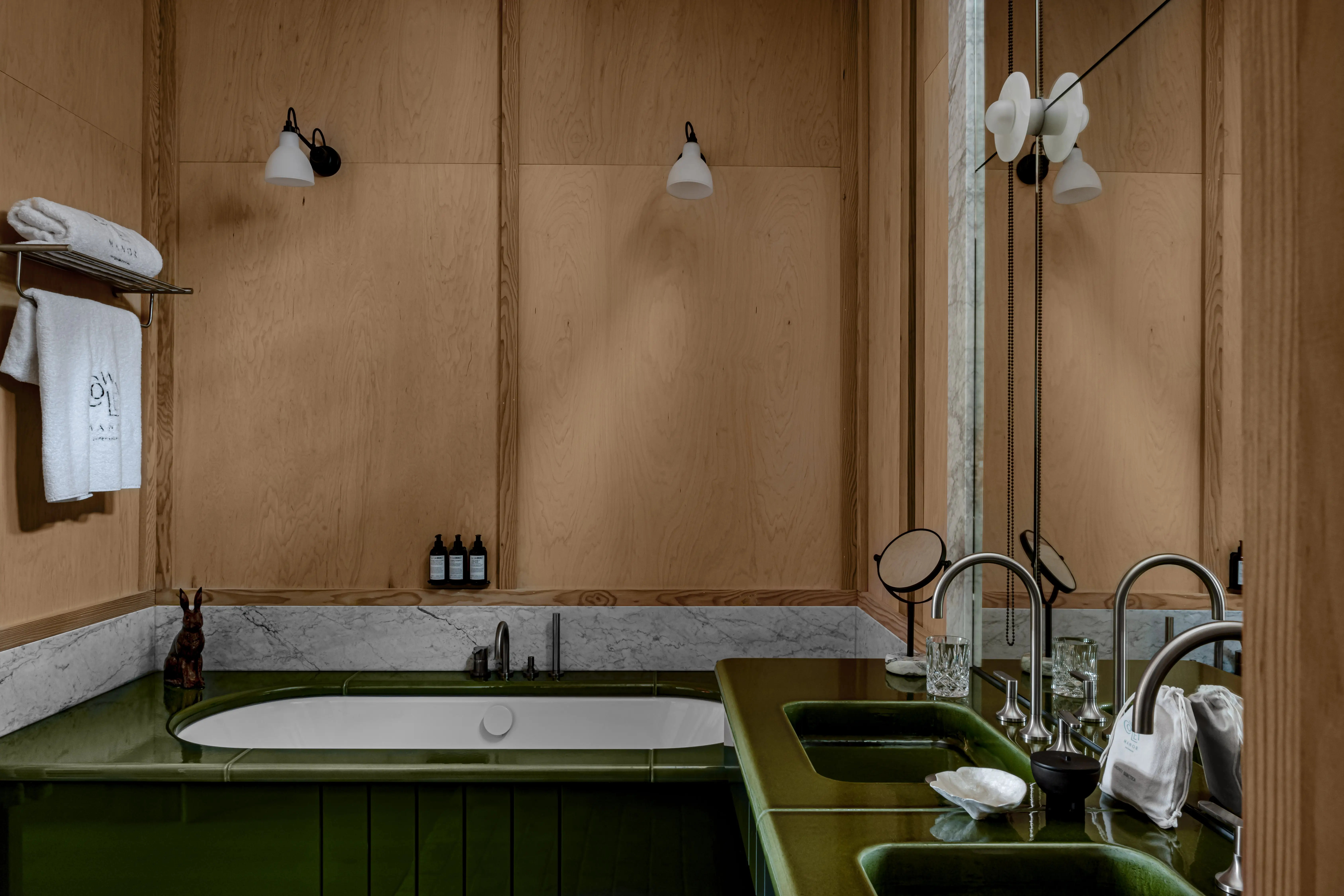 Cowley Manor Waterlily with terrace room bathroom