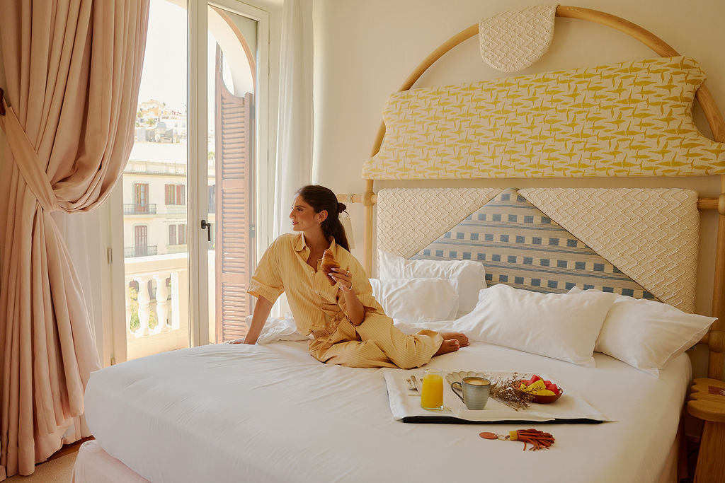 Une femme se détend en automne à Ibiza à Montesol Experimental