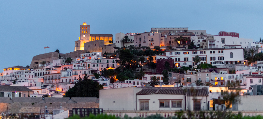 Una vista de la ciudad de Ibiza desde Montesol Experimental plena primavera