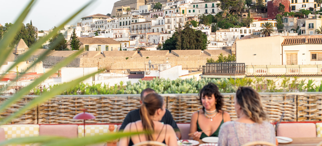 Toit-terrasse à Ibiza avec une vue imprenable sur la ville et la mer