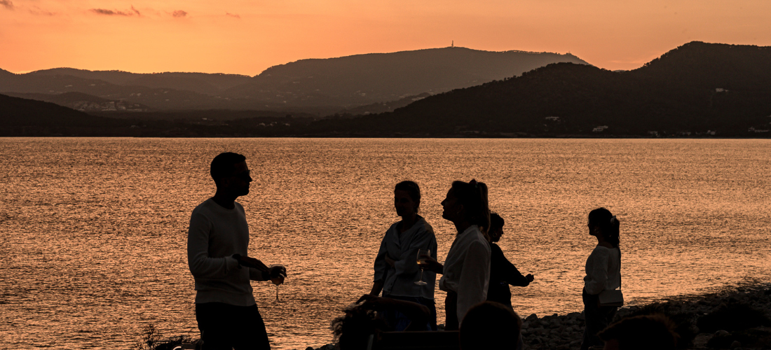 Puesta de sol en una playa casi desierta en Ibiza durante la temporada baja.