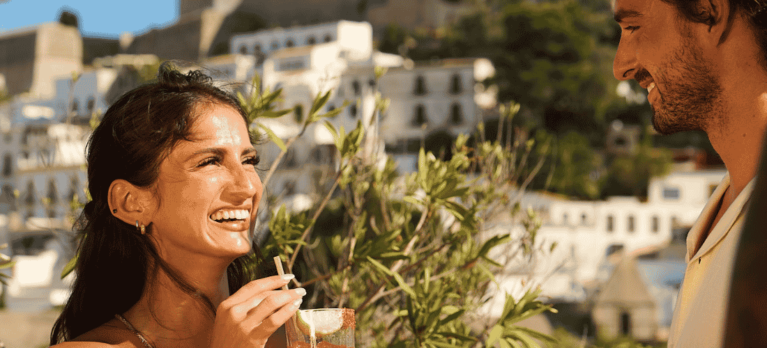 Un gros plan sur un couple heureux prenant un verre en plein air à l'heure dorée
