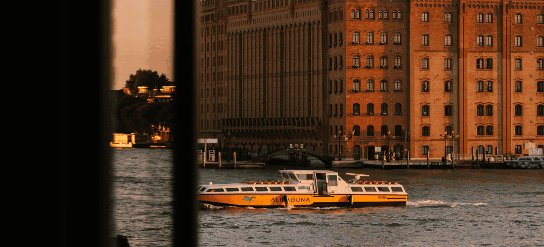 La luce del tardo pomeriggio sul Canale della Giudecca, a pochi passi da Il Palazzo Experimental.