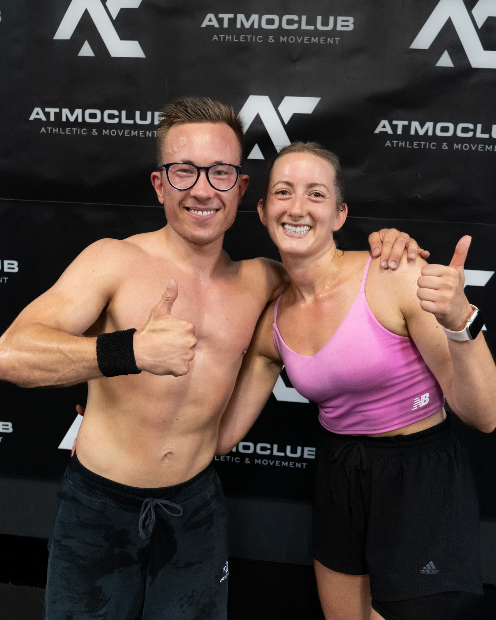 Zwei Trainingspartner nach der ATMO HYROX Simulation.