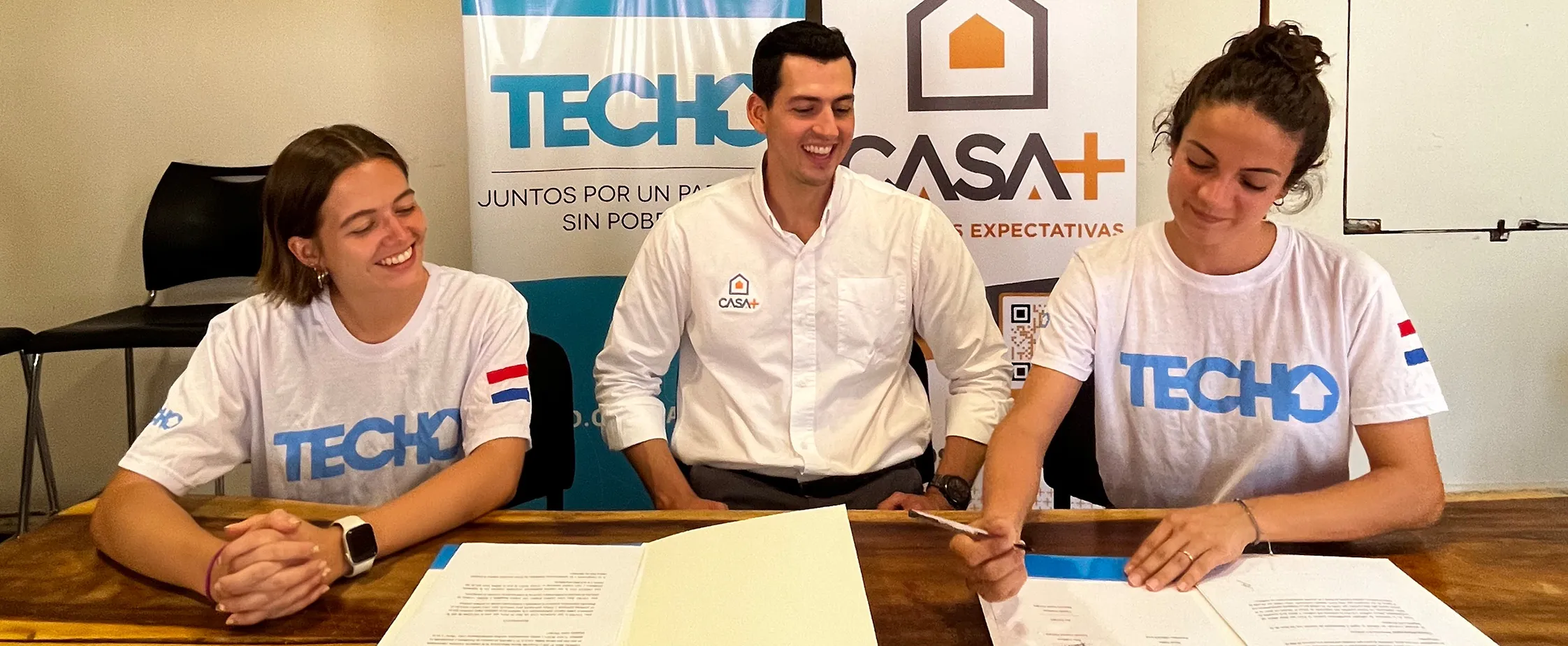 Firma de contrato de casa más con un techo para mi país