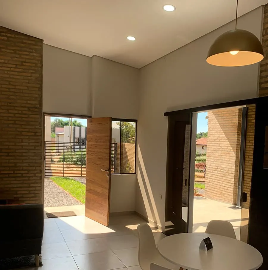 Amplia sala-comedor integrados a la galería techada, con puerta corrediza de vidrio templado de doble hoja.