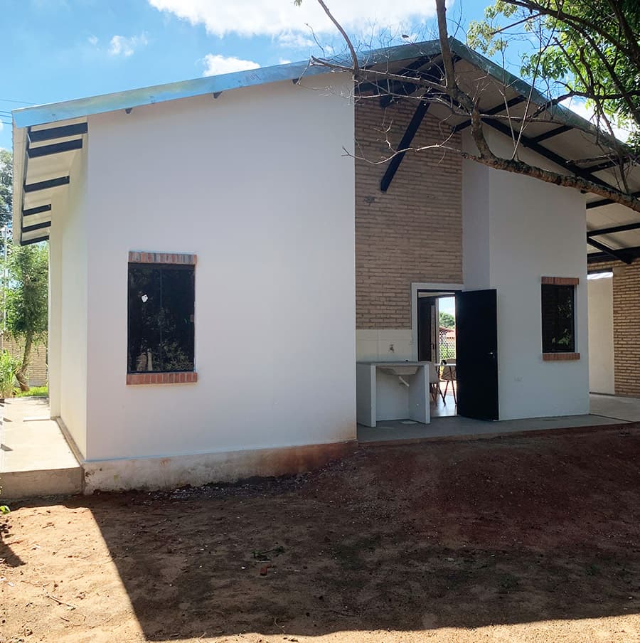Parte de atrás con el lavadero y patio jardín