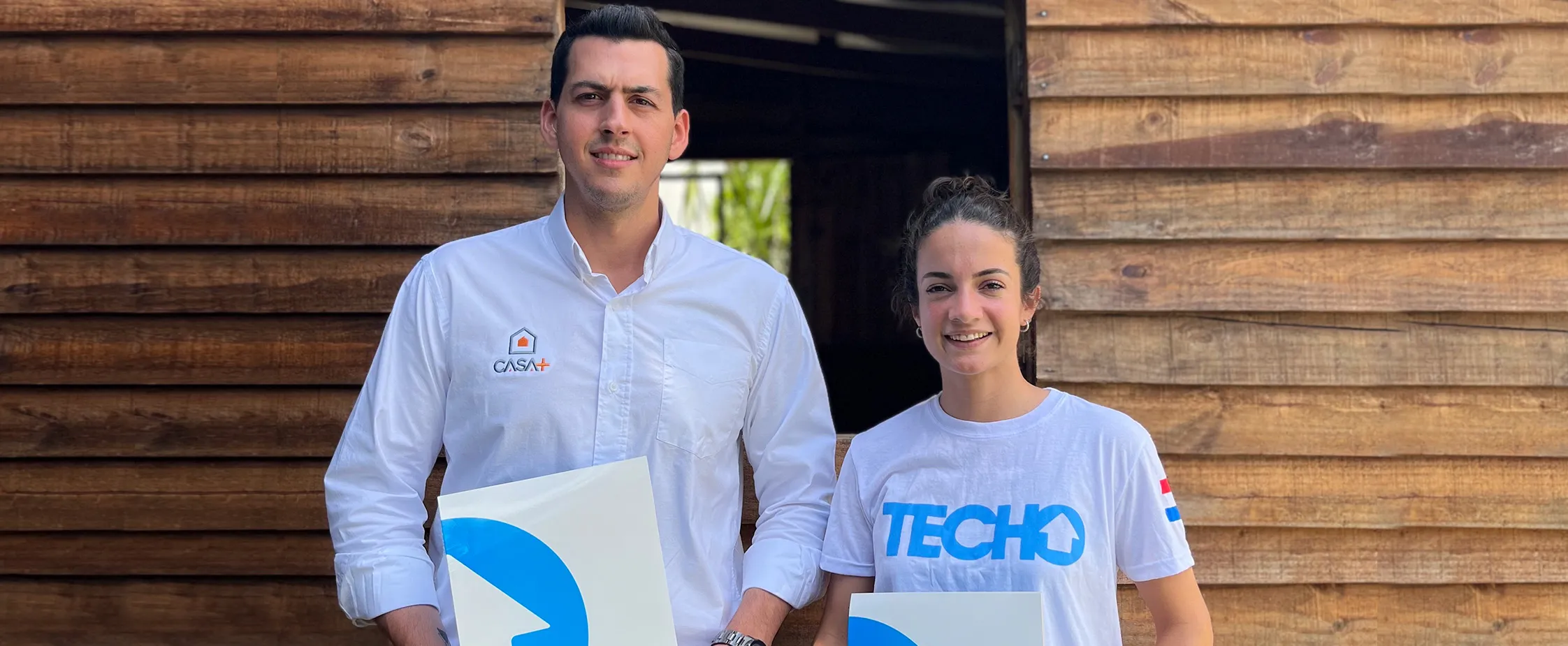 Director de casa más con colaboradora de un techo para mi país