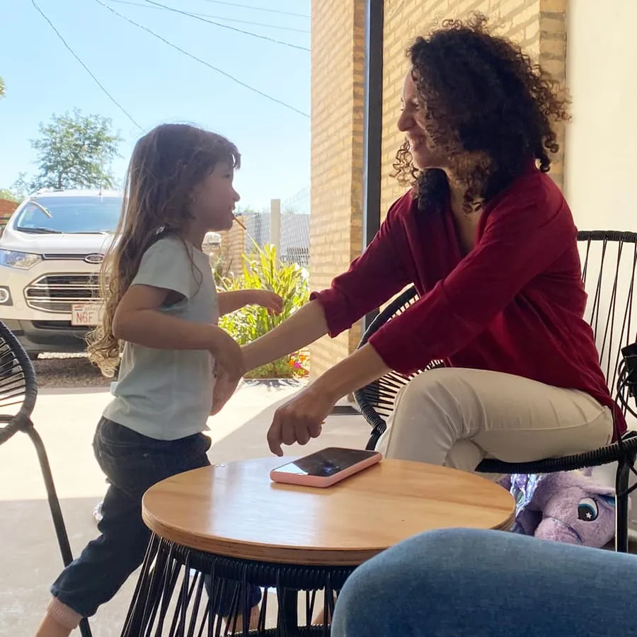 Hija a punto de abrazar a su mamá