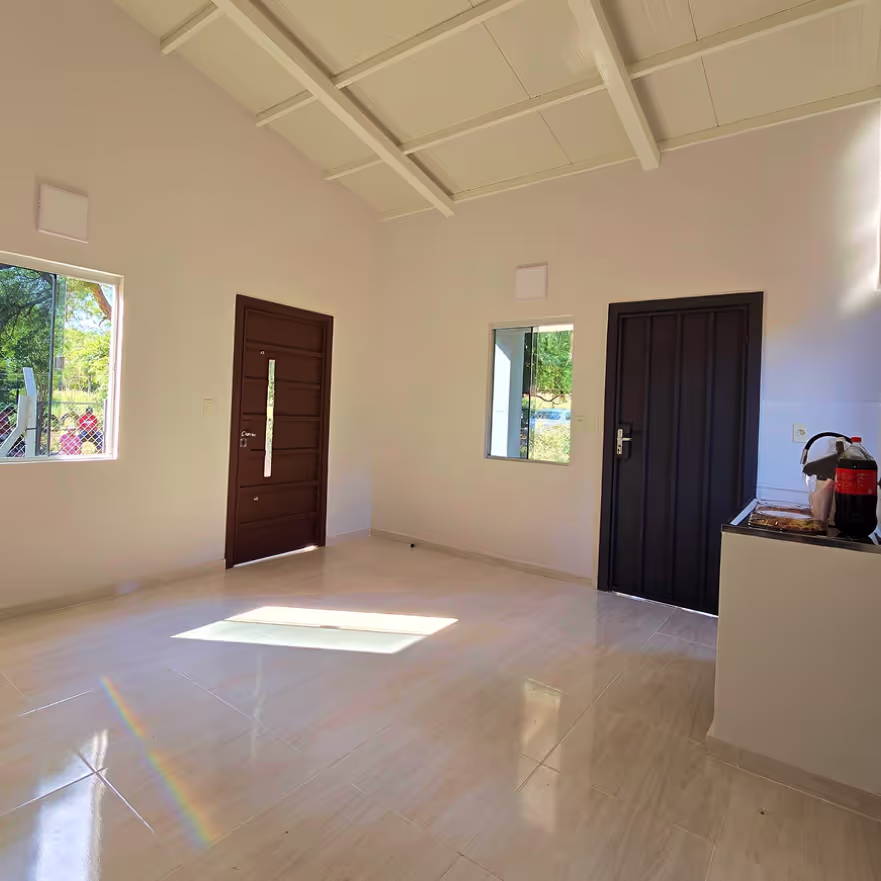 Sala con mucha luz de CasaMas de 1 dormitorio