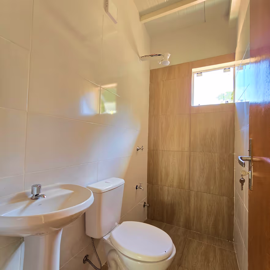 Baño con ducha eléctrica de la CasaMas Modelo Moderno de 1 dormitorio