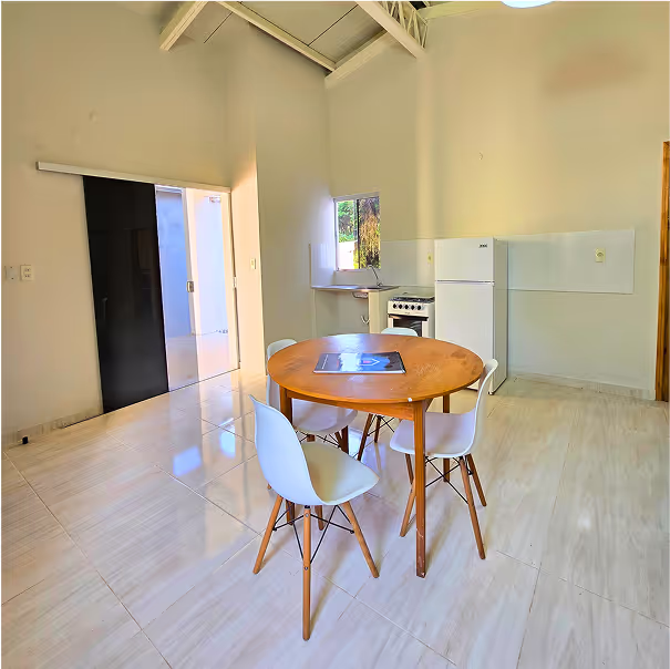 Vista de la soleada cocina de la CasaMas modelo Minimalista de 2 dormitorios