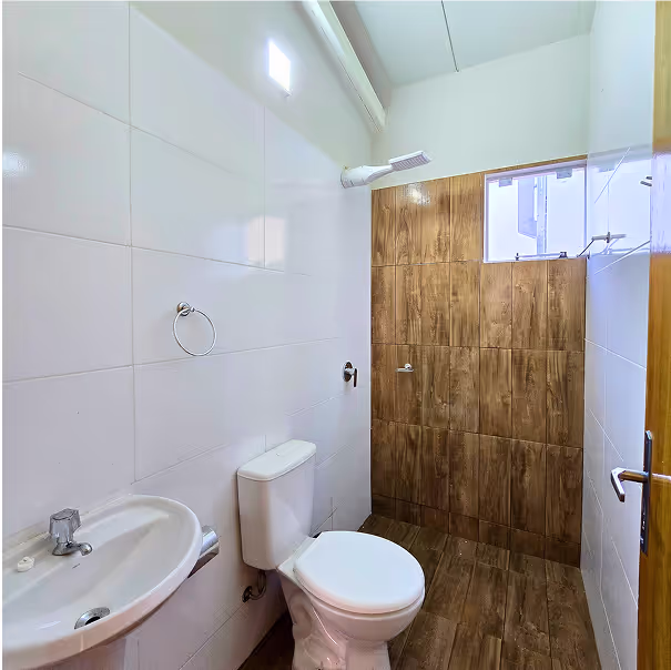 Baño con ducha de la CasaMas modelo Minimalista de 2 dormitorios
