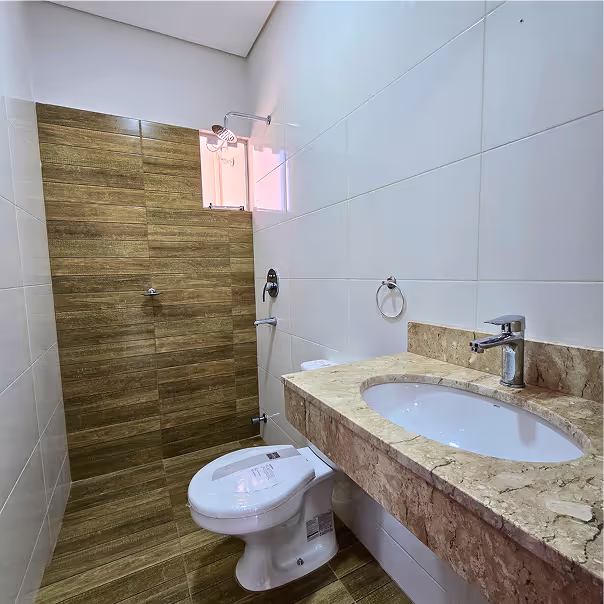 Moderno baño con ducha de la CasaMas modelo Clásico de 2 dormitorios