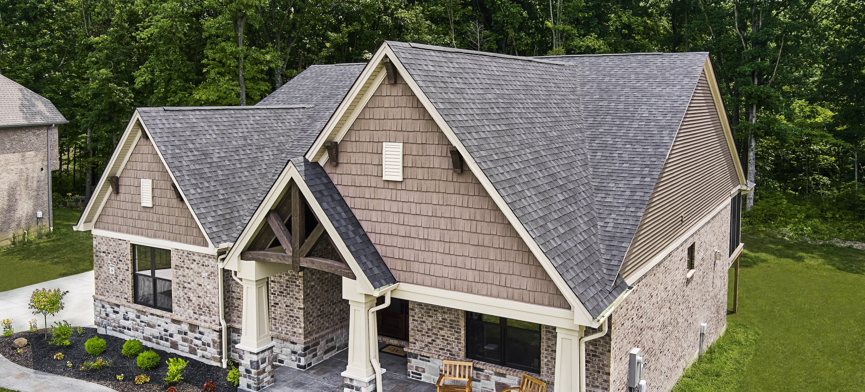 A house with gray Atlas Pinnacle Class 3 impact-resistant laminated asphalt shingles on the roof.