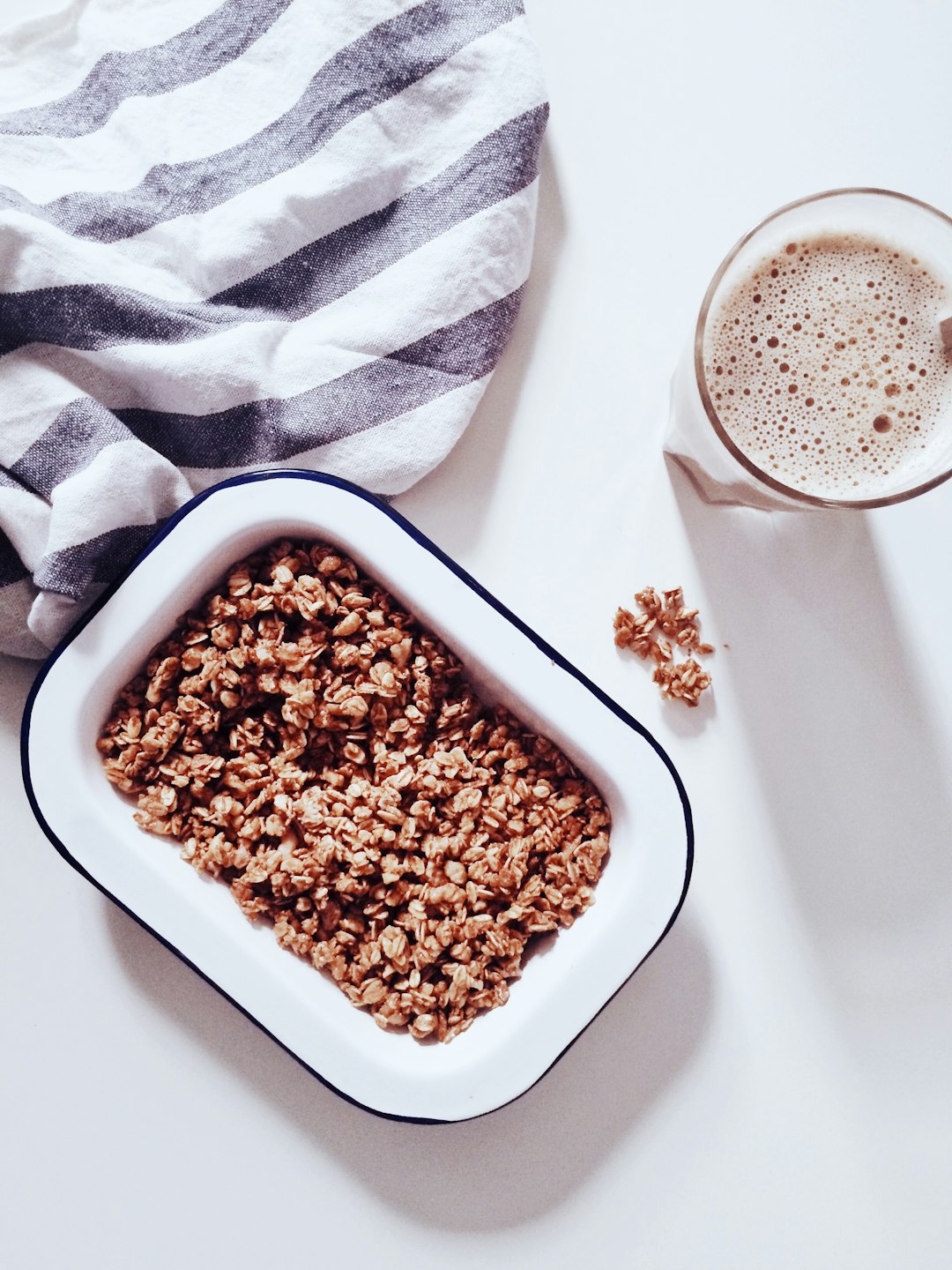 Grab-and-go student breakfast with granola and a smoothie, representing quick options like overnight oats, wraps, and snack boxes
