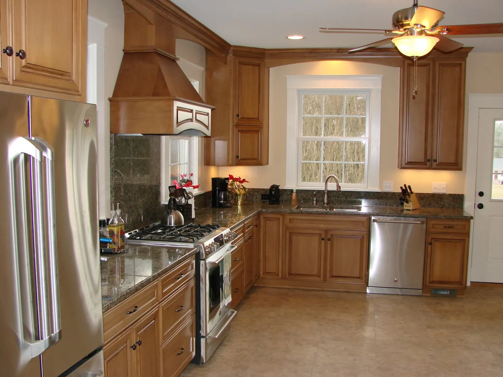 2009 Exterior and Kitchen