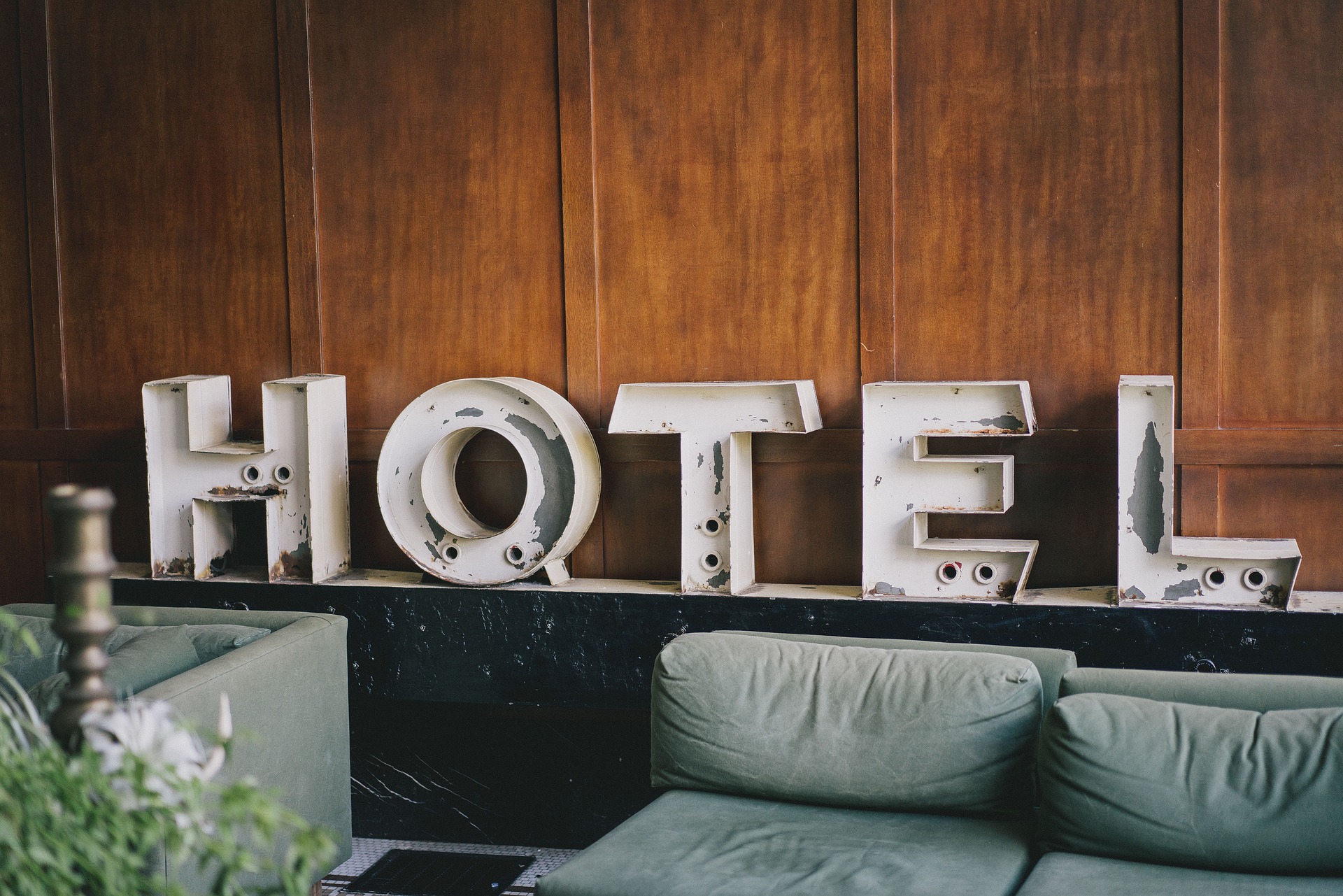 Photo of sign that reads "hotel"