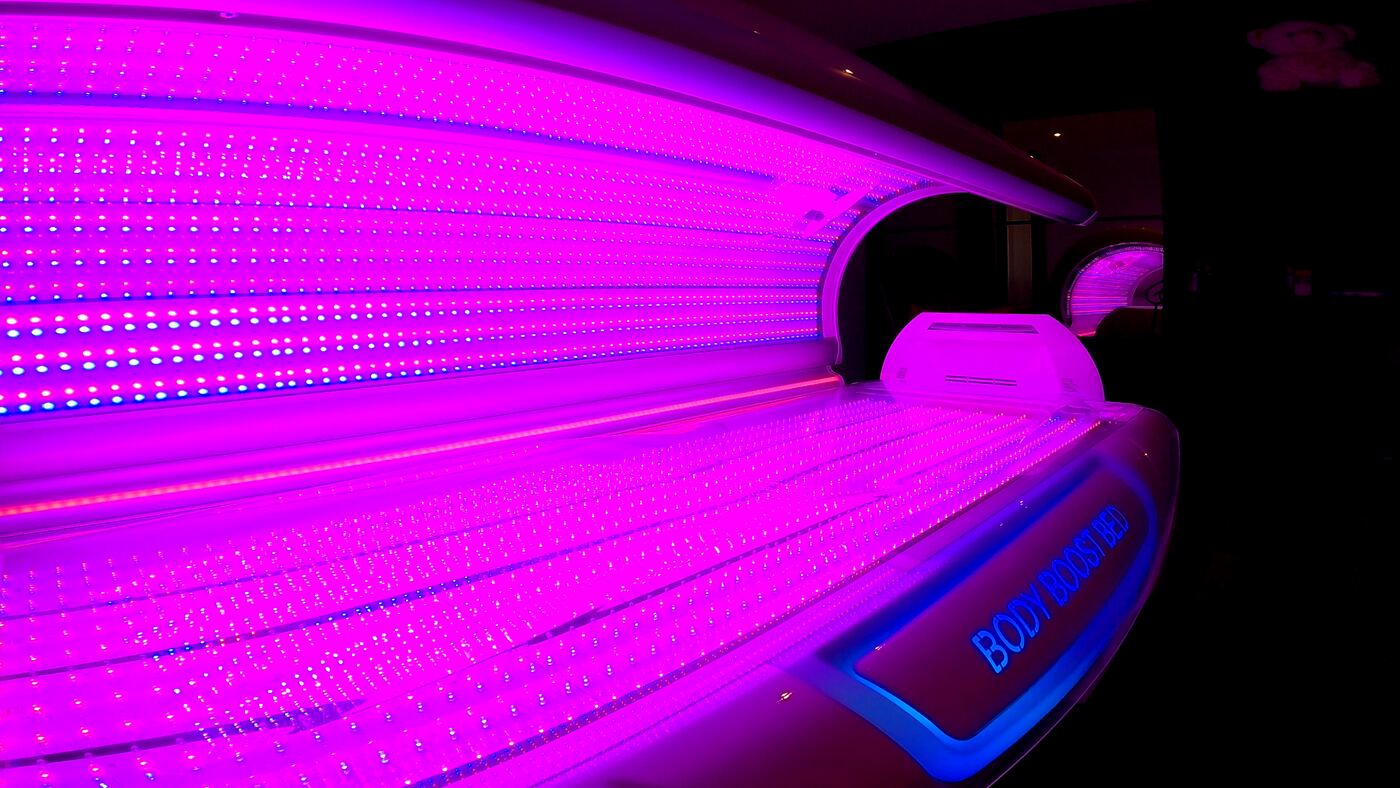 La cabine Body Boost Bed ouverte, éclairée par ses LED rouge et proche infrarouge