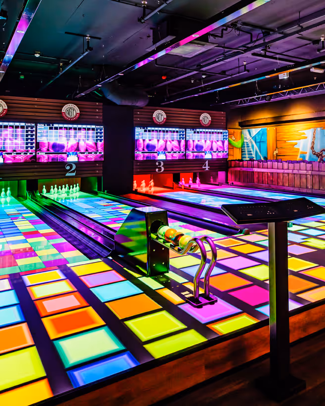 Groep vrienden geniet van een avond uit bij Hollywood Entertainment Center Rotterdam.