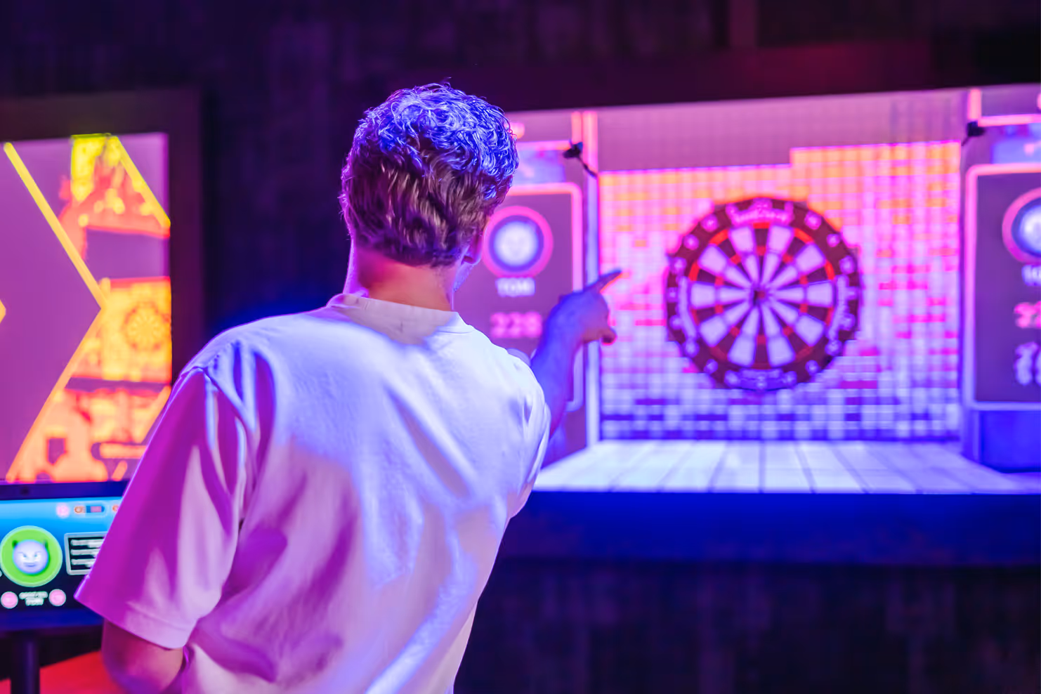 Sfeervolle bowlingbaan bij Hollywood Entertainment Center Enschede met kleurrijke verlichting.