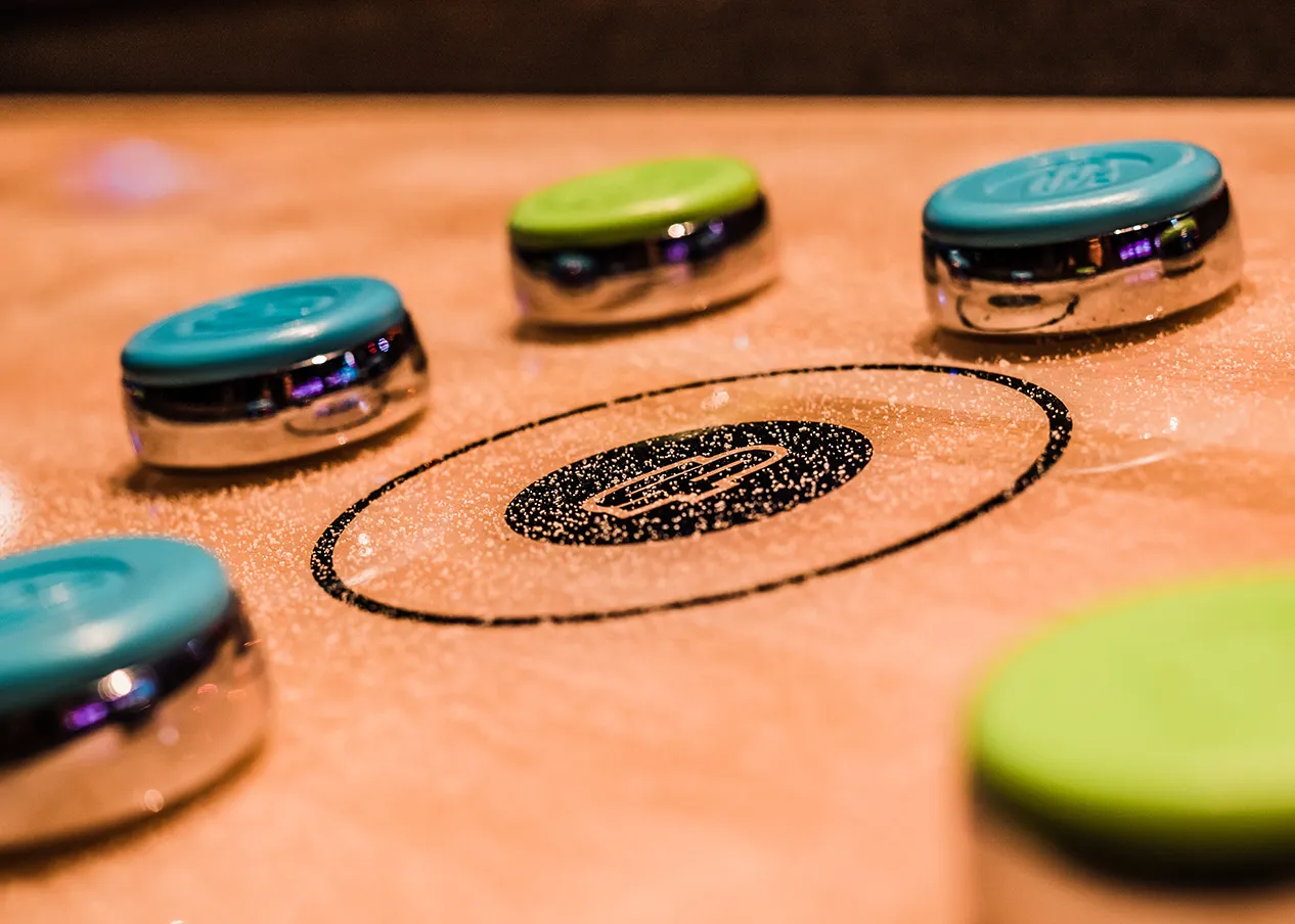 Groep speelt Shuffle Pucks Rotterdam