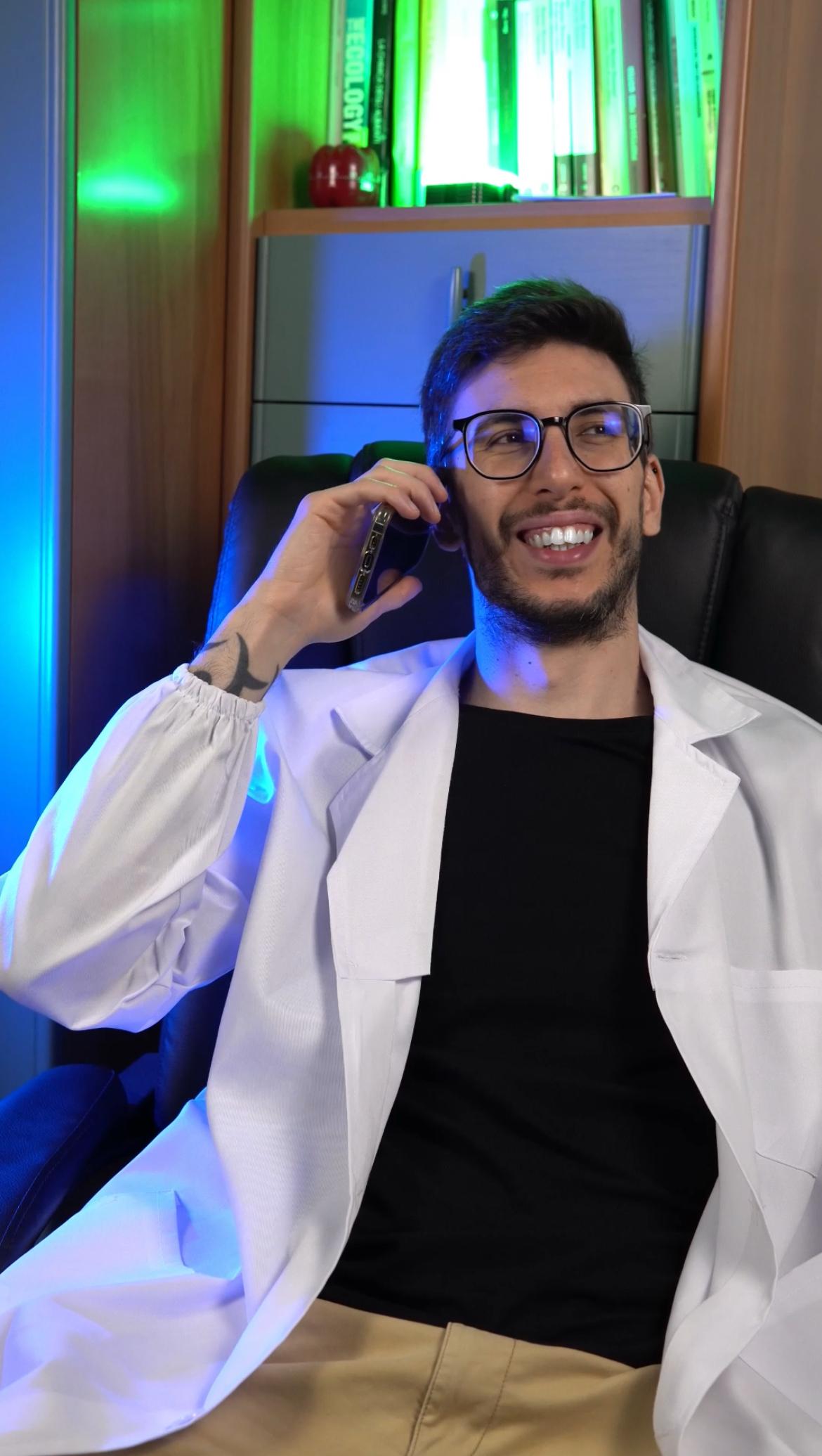 Un nutrizionista al telefono durante una ripresa di creazione contenuti.