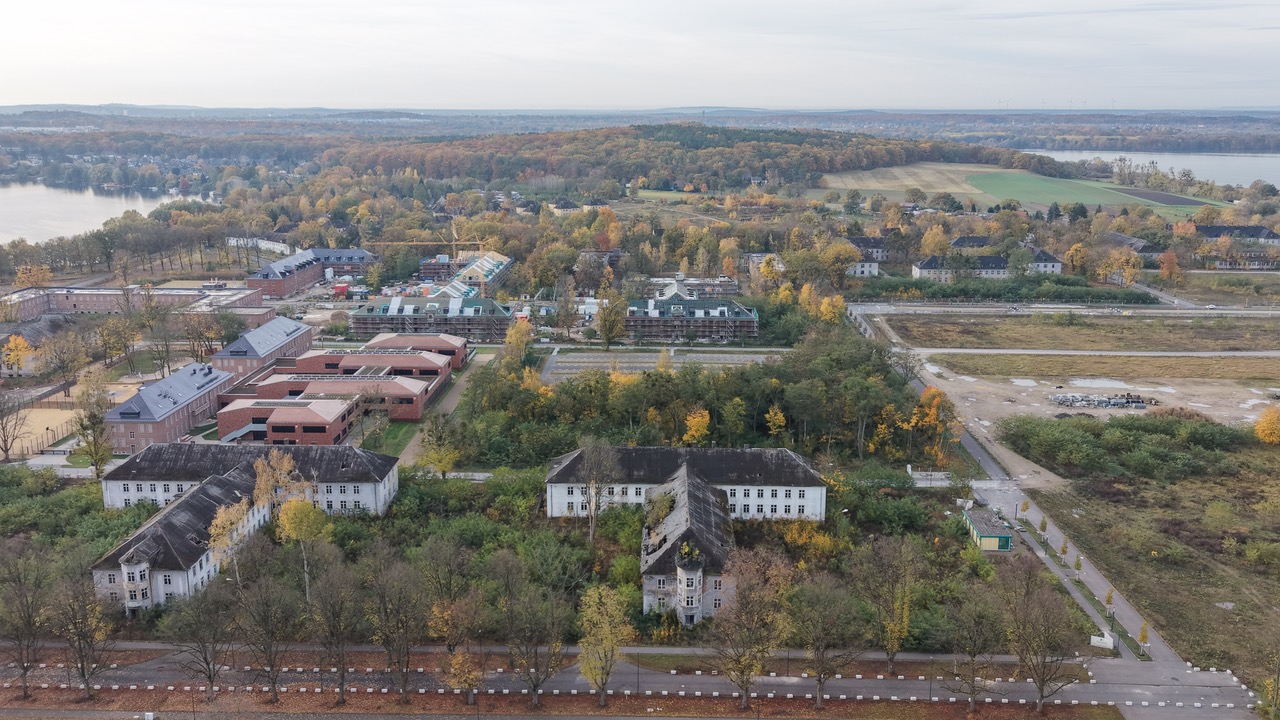 Zukünftiger Wohnbereich des Aurora Quartett Bauabschnitts 4 mit einladendem Platz, Begrünung und nachhaltiger Architektur.