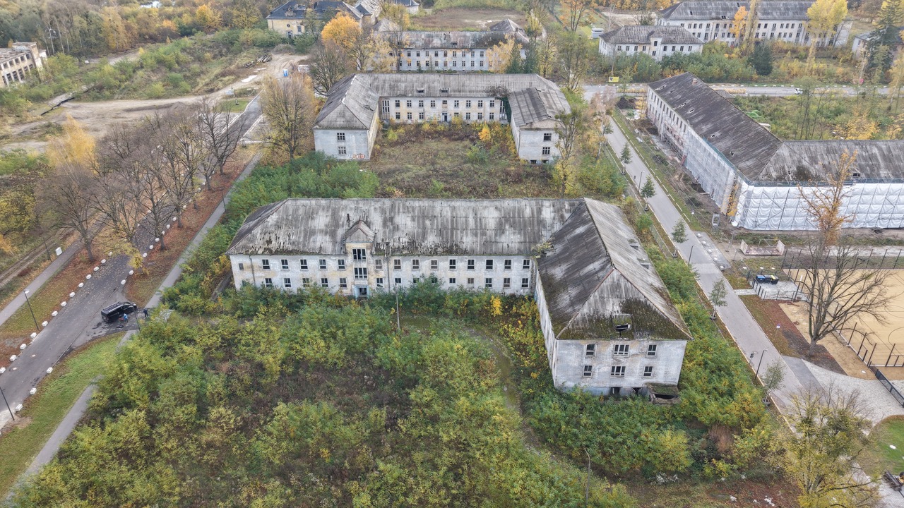 Großzügiger begrünter Innenhof mit modernisierten Wohnhäusern des Aurora Quartett Bauabschnitts 2 in Potsdam.