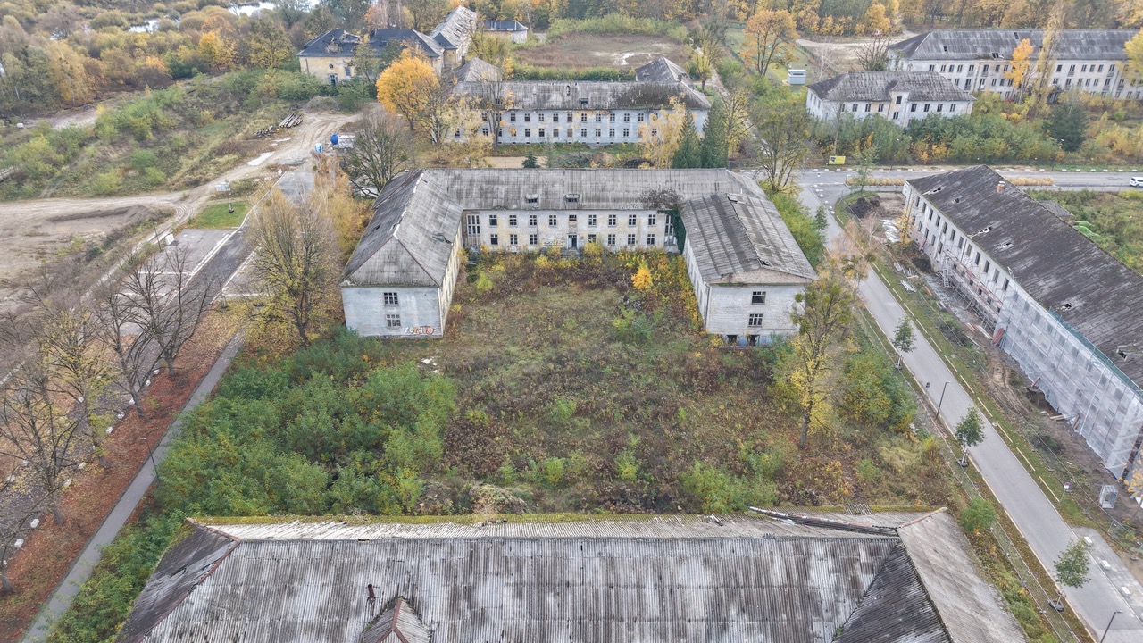 Historisches Backsteingebäude des Aurora Quartett Bauabschnitts 1 in Potsdam mit gepflegtem Vorgarten und modernem Ambiente.
