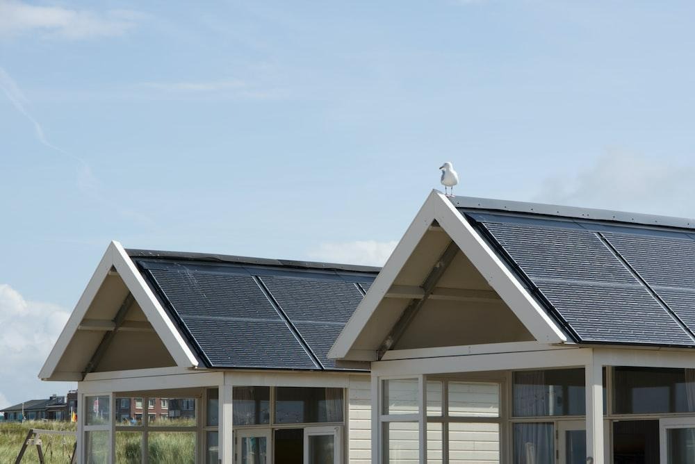 Manufactured homes with solar panels on their roofs