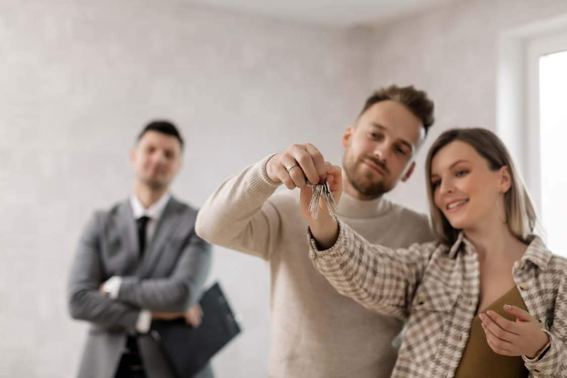 Couple holding keys to their new home after qualifying for a 580 credit score home 