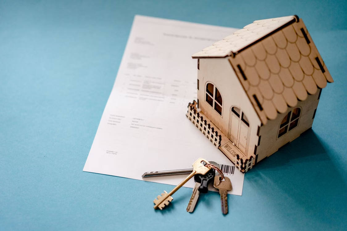 Small model home placed on a credit report representing 580 credit score home loan eligibility