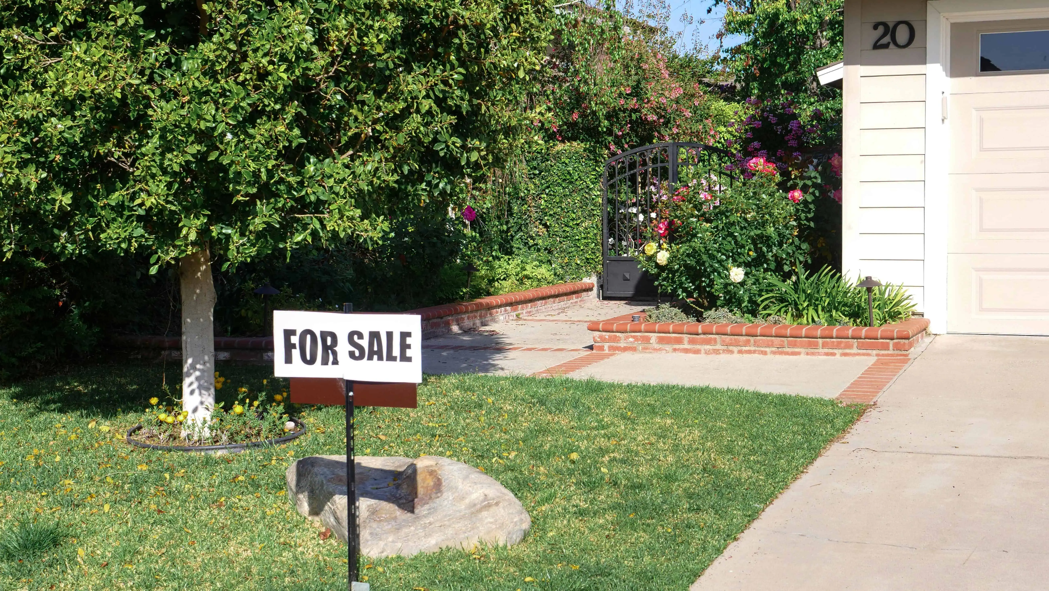 Buying a foreclosed house: house with a for sale sign in the yard