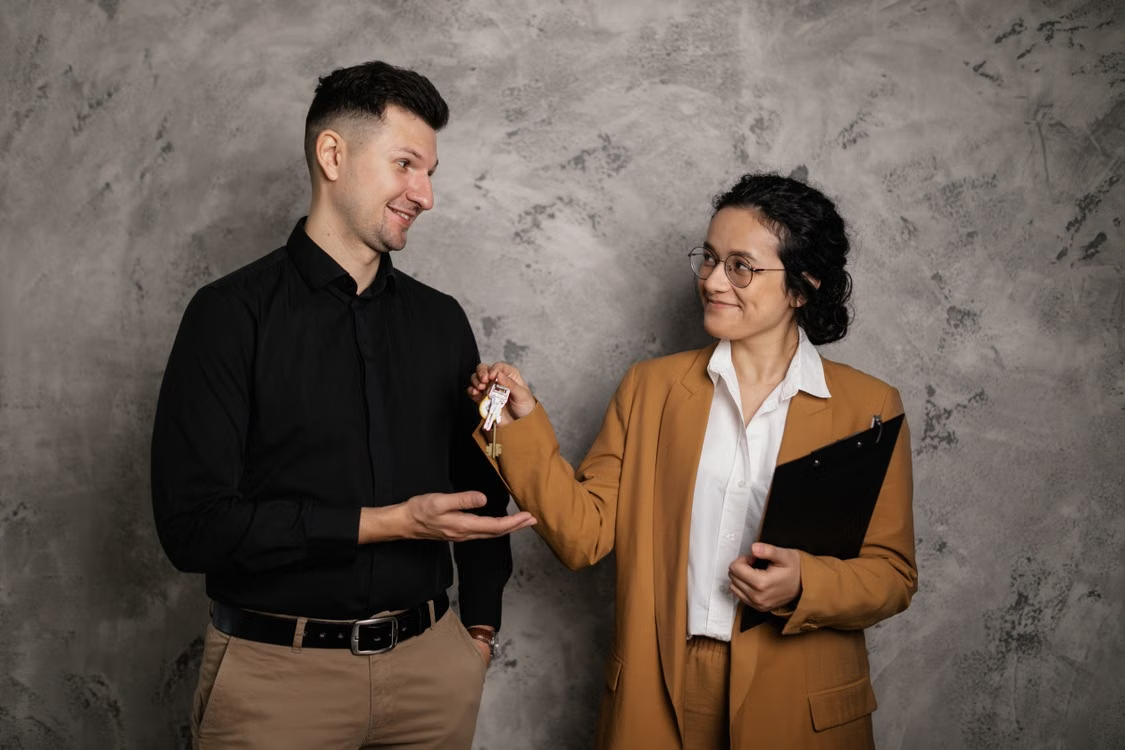 Agent handing over house keys
