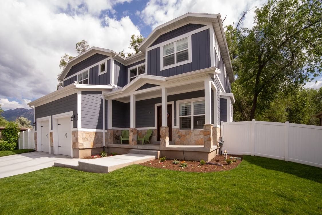 modern house exterior daytime view