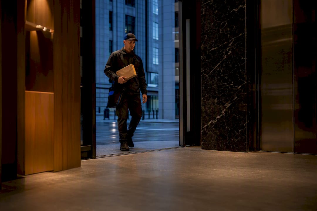Courier Delivery Times: 30–90 Min Rush and 3 Booking Moves