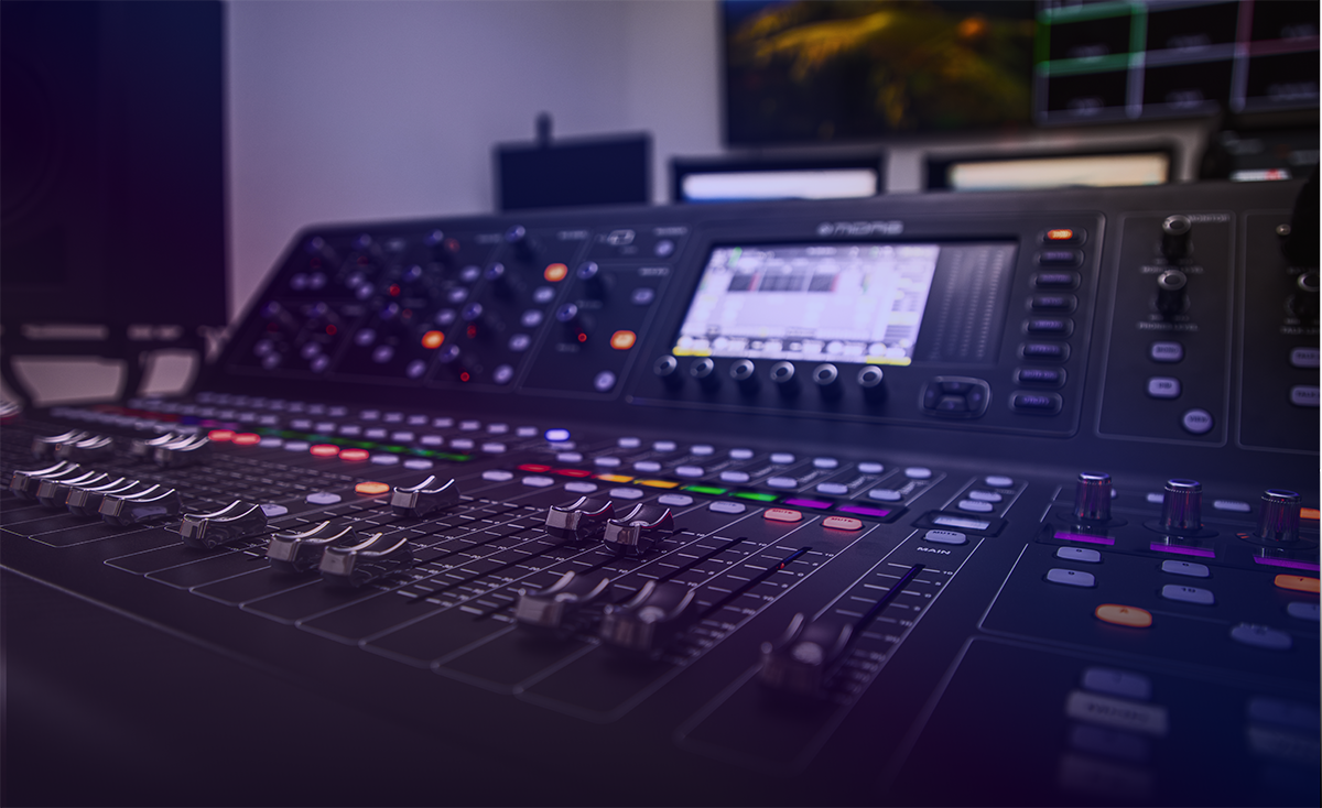 Nahaufnahme eines Mischpults mit Reglern, Knöpfen und einem digitalen Display in einem Tonstudio.