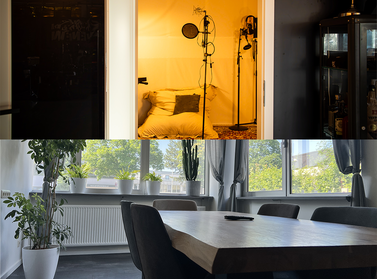 Moderner Raum mit großem Holztisch und fünf Stühlen vor einem Fenster mit Pflanzen, darüber ein kleiner Aufnahmeraum mit Mikrofonen und einem gelben Sitzsack.
