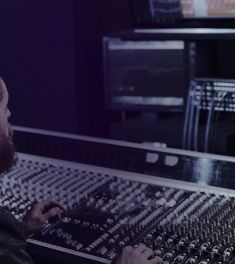 Moderne Studioaufnahme mit weißem Sessel, Sofa, runden Tisch und vertikalen violetten LED-Lichtern.