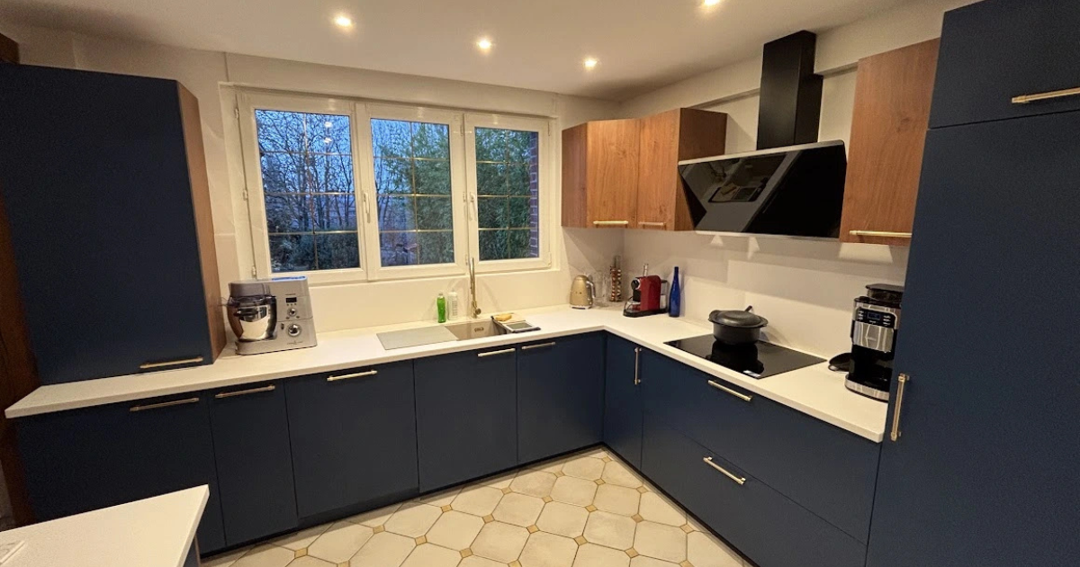 Création d’une cuisine ouverte moderne en bleu et bois