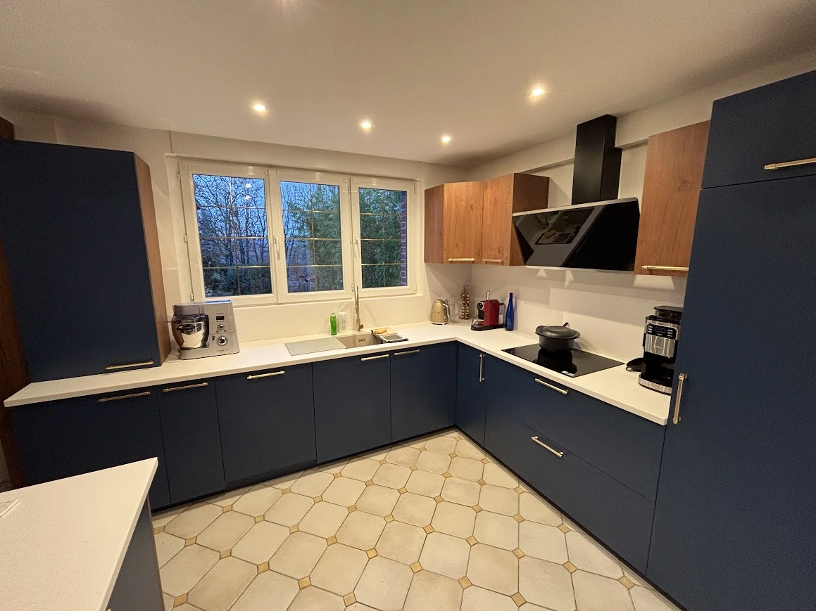 Création d’une cuisine ouverte moderne en bleu et bois