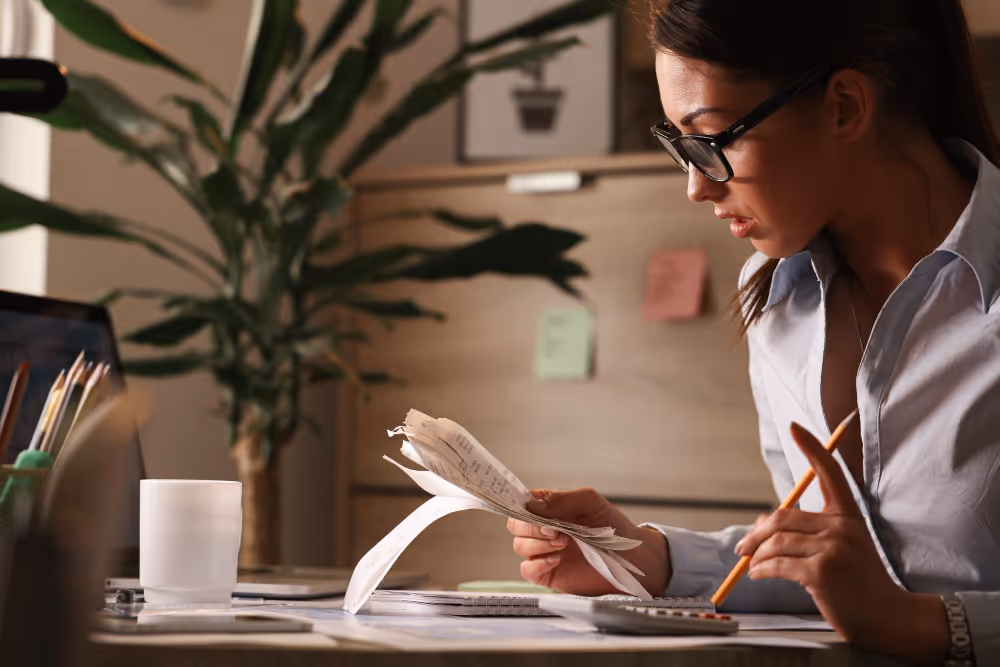 woman working - How to Pay Remote Employees