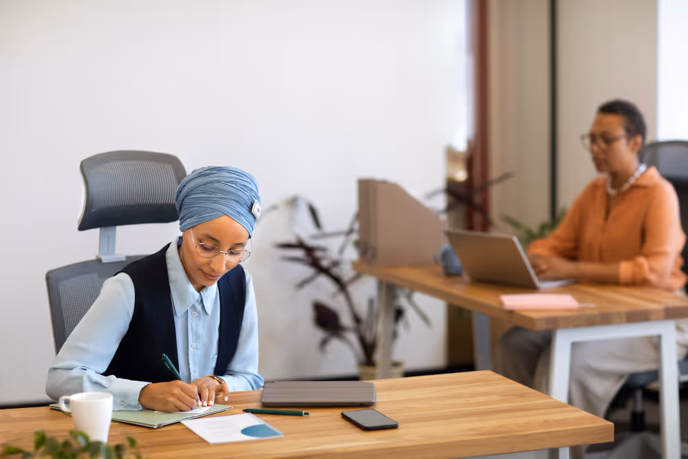 employees working - Deel Alternatives