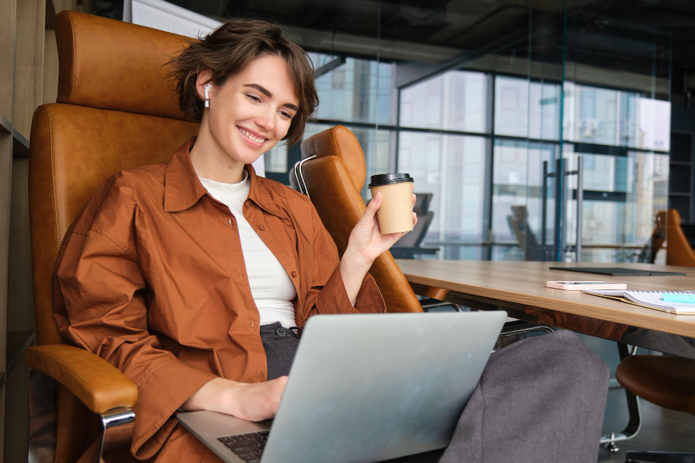 woman smiling - Remote Global Payroll