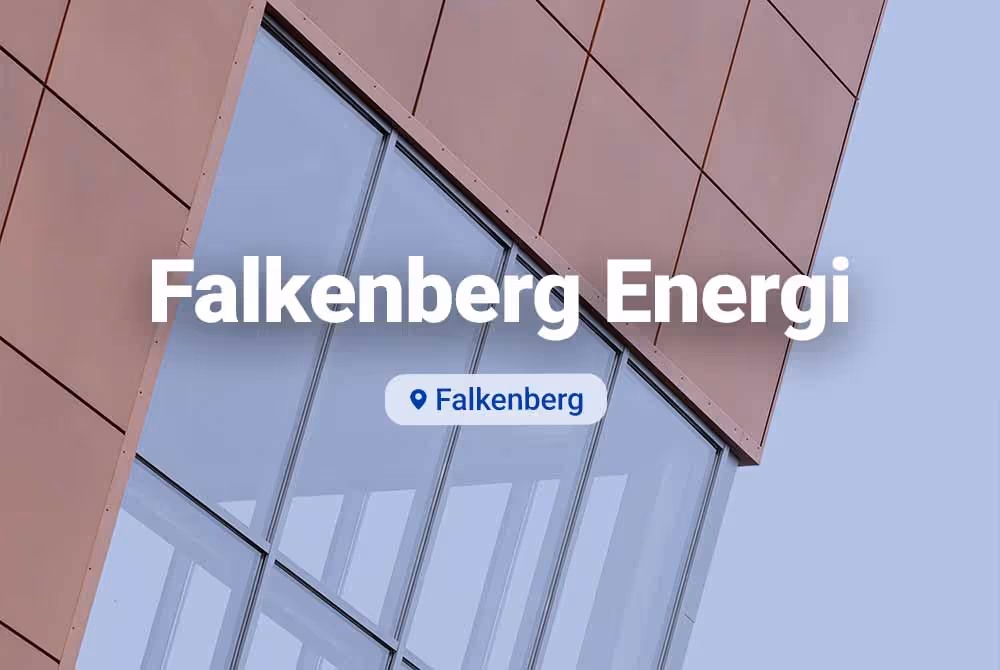 Fasadbild på Falkenberg Energis panncentral, en stilren byggnad med cortenplåt som vi på NaijBygg är stolta över