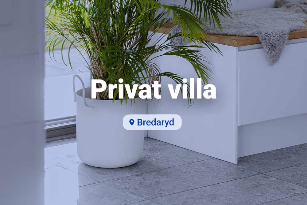 Bild inifrån hallen i en villa som vi på NaijBygg byggt utanför Bredaryd