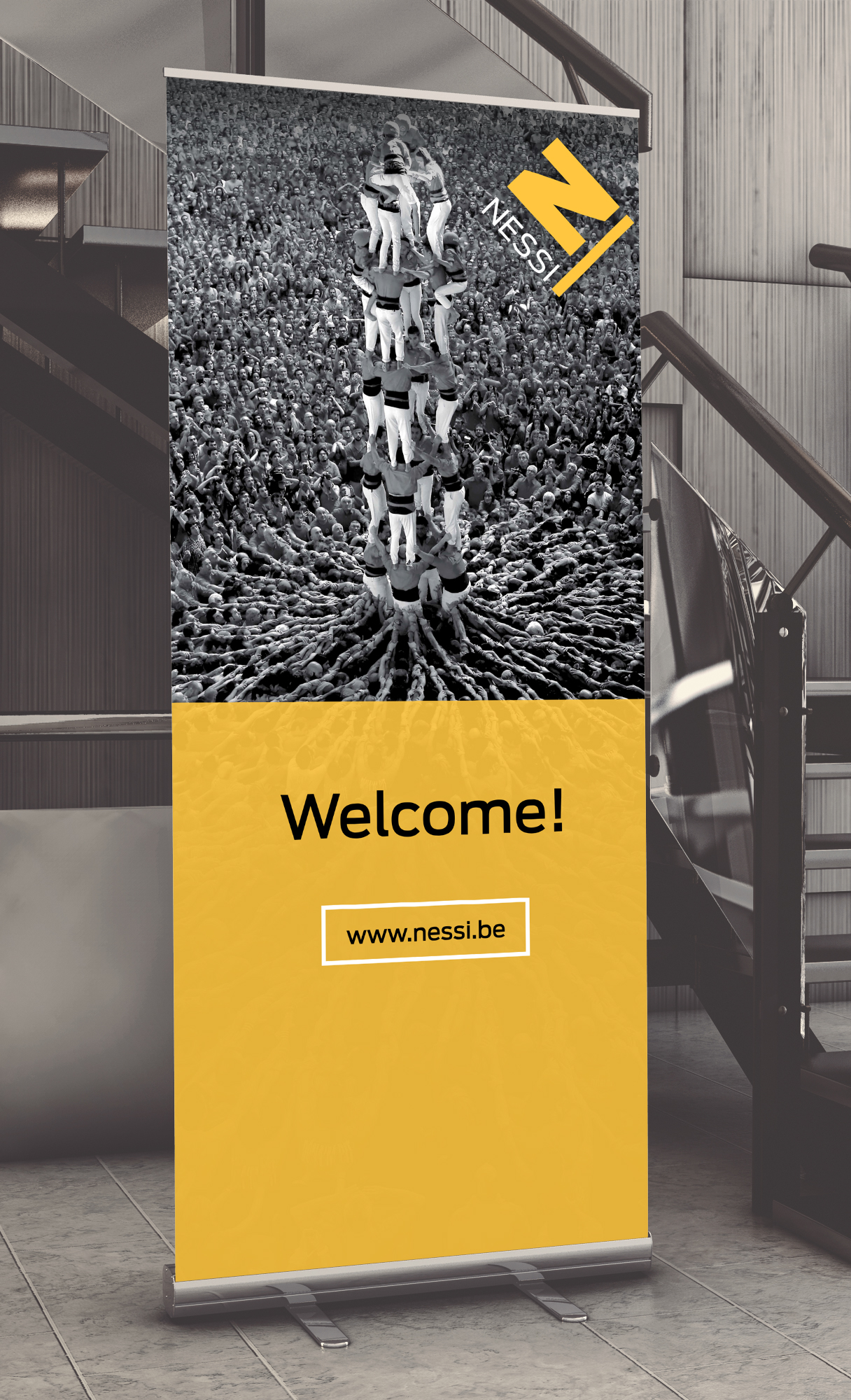 Professioneel ontworpen roll-up banner voor Nessi, met een strak design en duidelijke merkboodschap, gecreëerd door Umbau.
