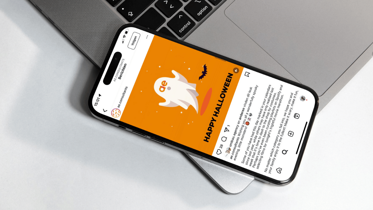 Instagram-post van AE met een Halloween-thema, getoond op een smartphone