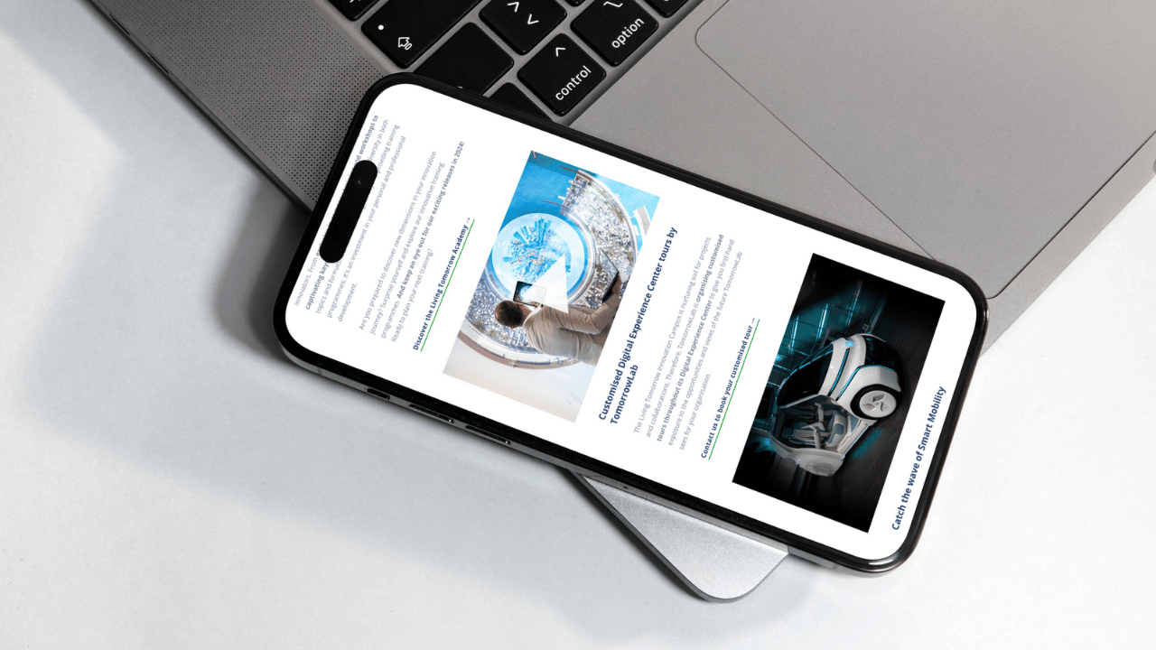 Een hand houdt een document vast met de titel "Hoe ga jij als lokaal bestuurder om met data & AI in de toekomst?", inclusief een visuele representatie van AI-technologie. De flyer bevat logos van verschillende partners en vermeldt de datum "26 september 2024".